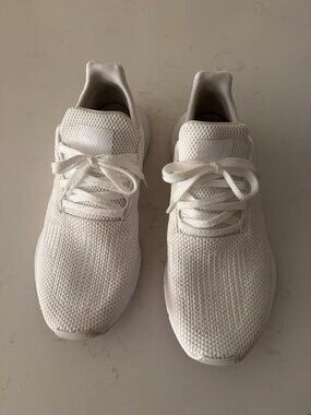 White tennis shoes